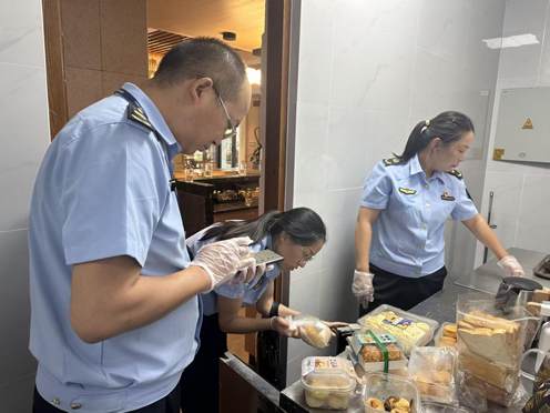 丹桂飄香迎雙節，食安守護正當時——騰沖市市場監督管理局強化餐飲管理